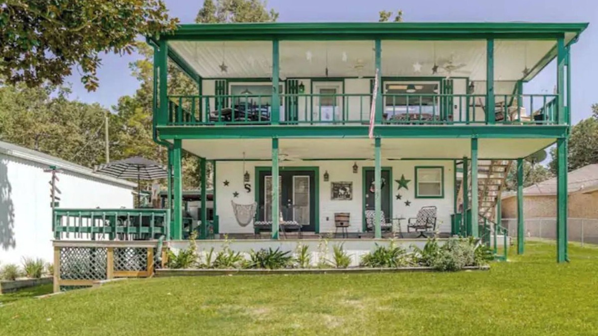 Blanchard House | Waterfront 5BR + Hot Tub + Fire Pit with Awesome Building for Entertaining!