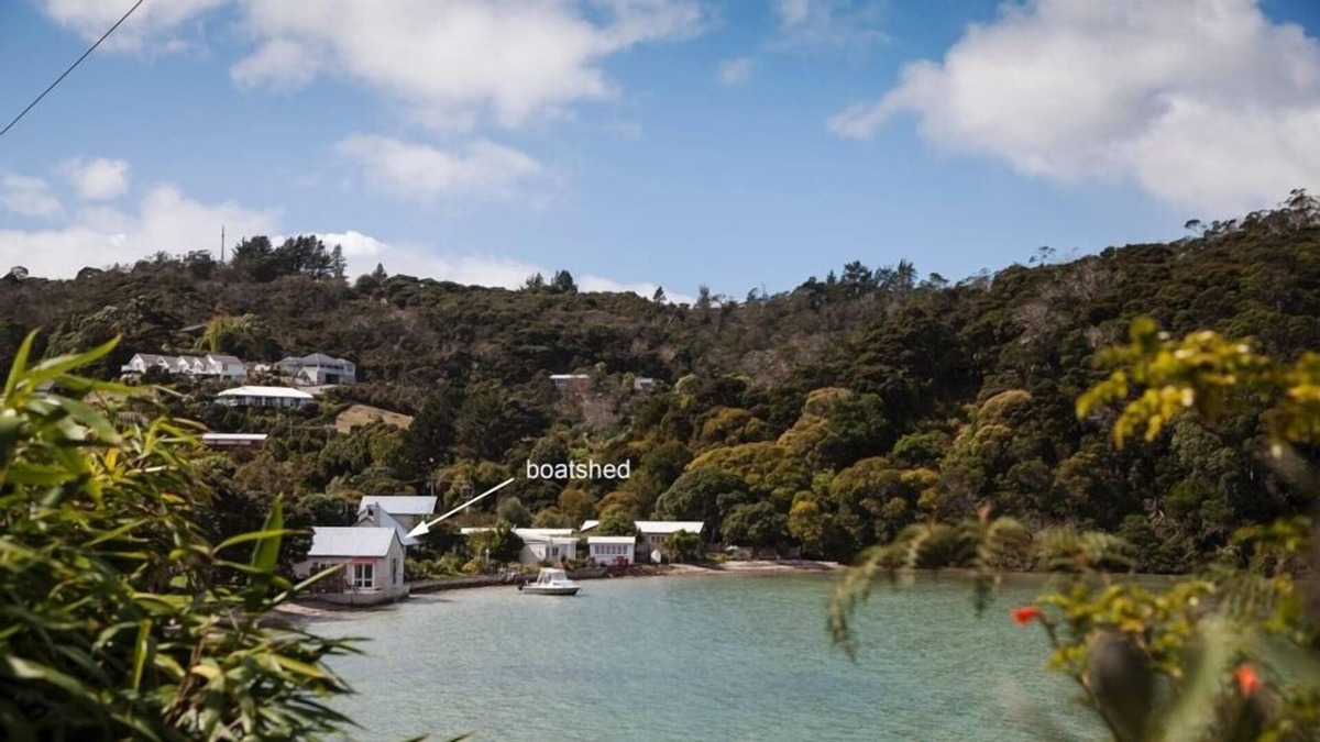 Russell Cottage | Waterfront - 8 minute walk to Village- Linen optional -see below description.