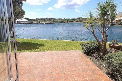 Marina Martinique Apartment | Waterfront Accommodation - Jeffrey's Bay