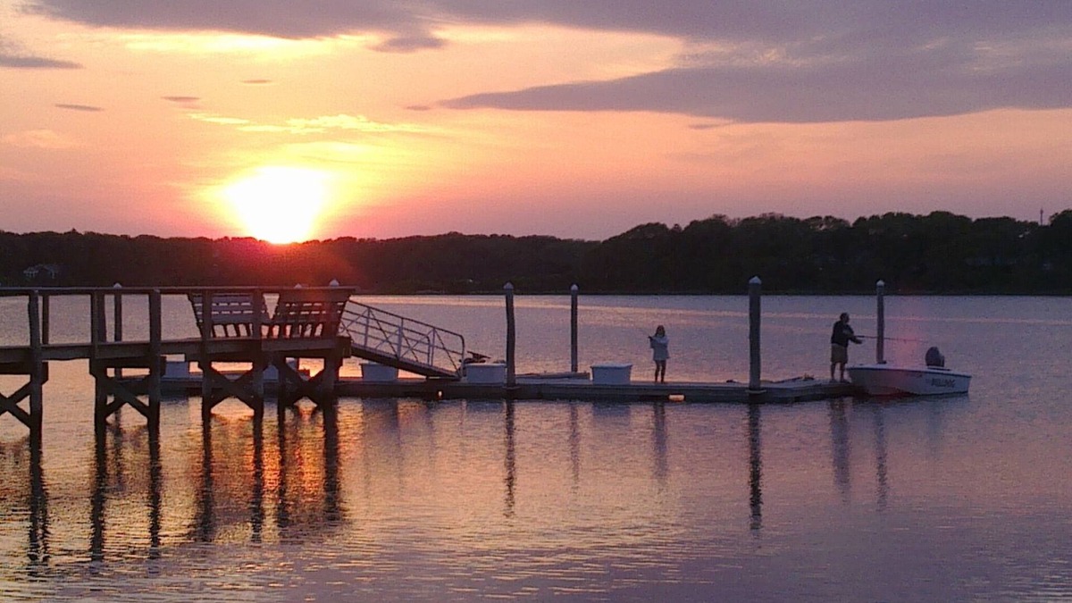 West Dennis Cottage | Waterfront, Amazing Sunsets, Dock, Fishing and Small Beach, 2 bedrooms sleeps 4