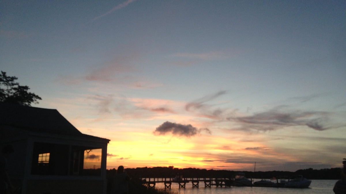 West Dennis Cabin | Waterfront, Amazing Sunsets, Dock, Fishing and a Small Beach, 1 Bedroom Sleeps 3