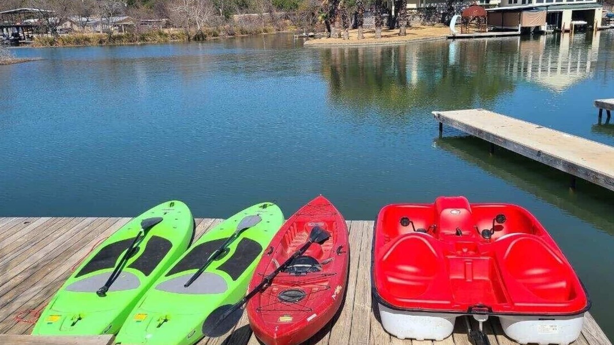 Kingsland House | Waterfront and PERFECT for a fun, relaxing getaway