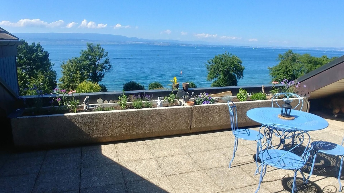 Anthy-sur-Leman Apartment | Waterfront apartment with lake view and direct access