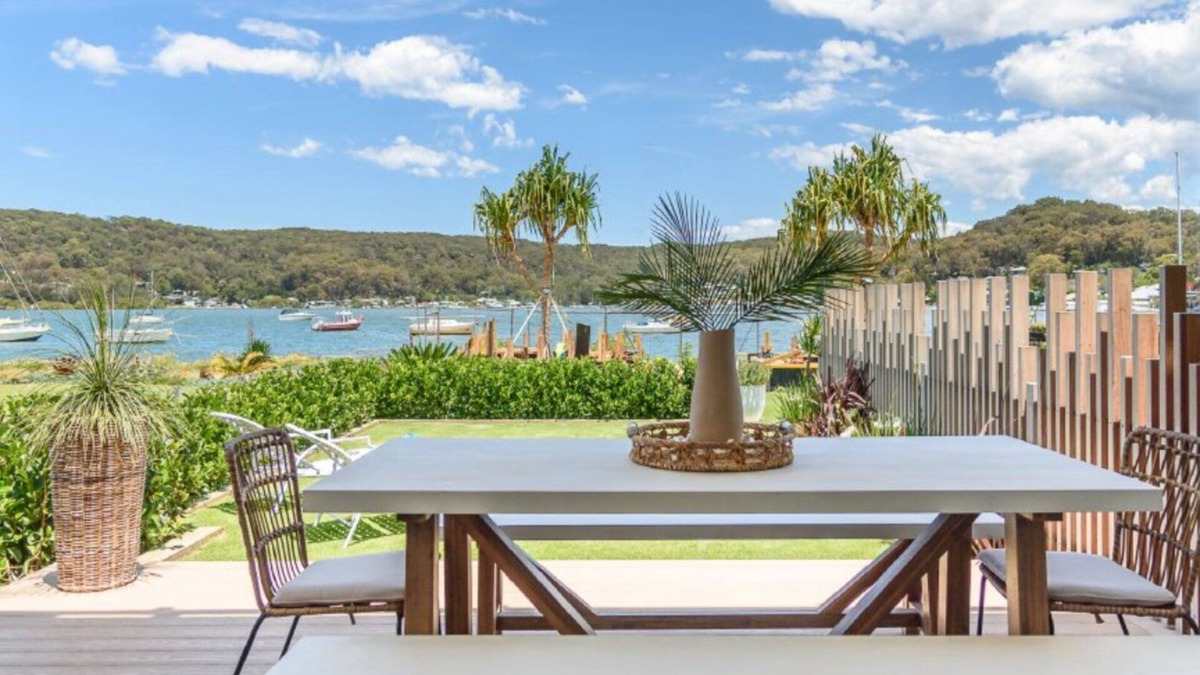 Booker Bay Apartment | Waterfront apartment, stroll to Ettalong
