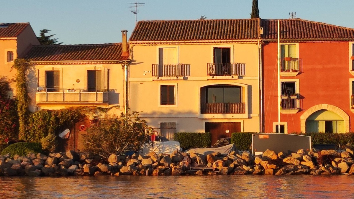 Bouzigues Apartment | Waterfront apartment