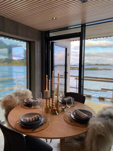 Henningsvaer Apartment | Waterfront apartment with panoramic sea view