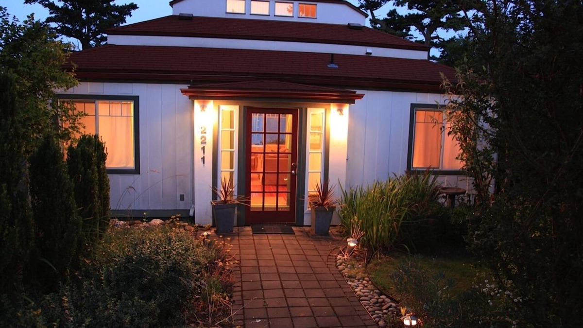 Lummi Island Cottage | Waterfront Beach House close to everything!