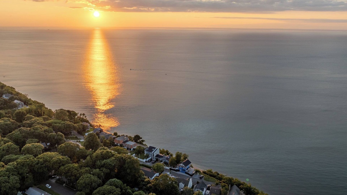 Sound Beach House | Waterfront Beach House w/Water Views on The North Shore Long Island. 4 BRs 2BRs