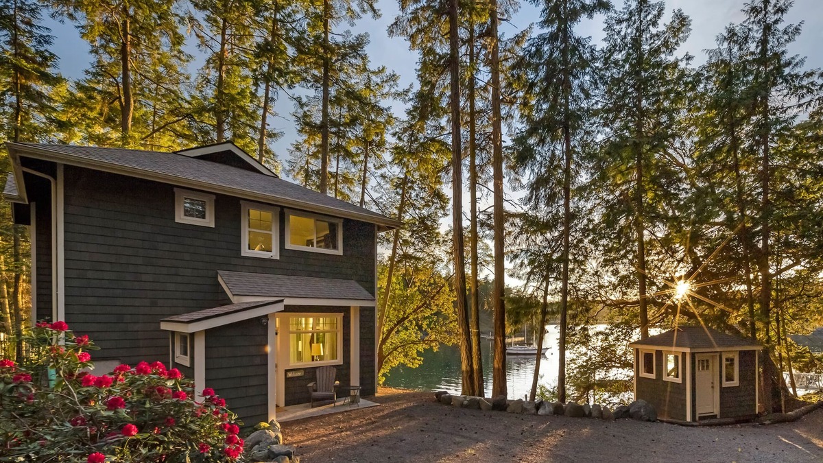 Friday Harbor House | Waterfront! Beach Access! (HBH)