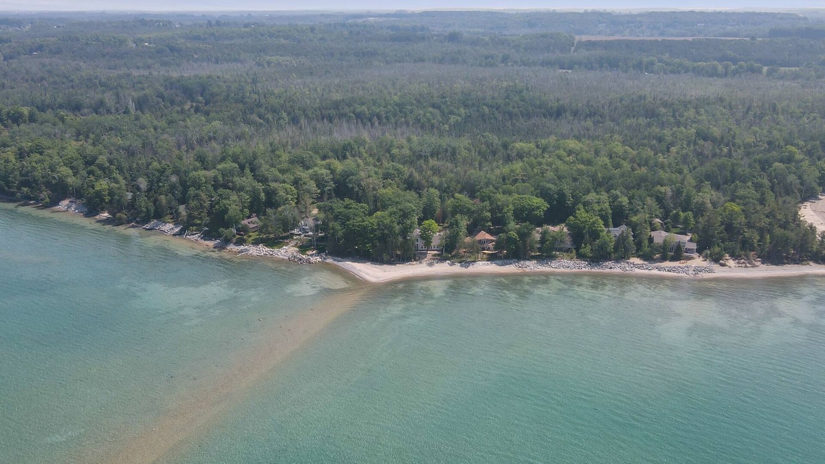 Charlevoix House | Waterfront | Beachfront | Private on Lake Michigan | 15 mins to Charlevoix