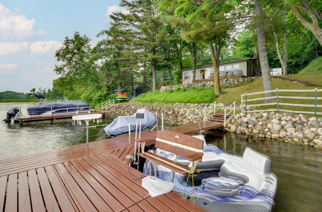 Aitkin House | Waterfront Big Pine Lake Cabin with Kayaks!