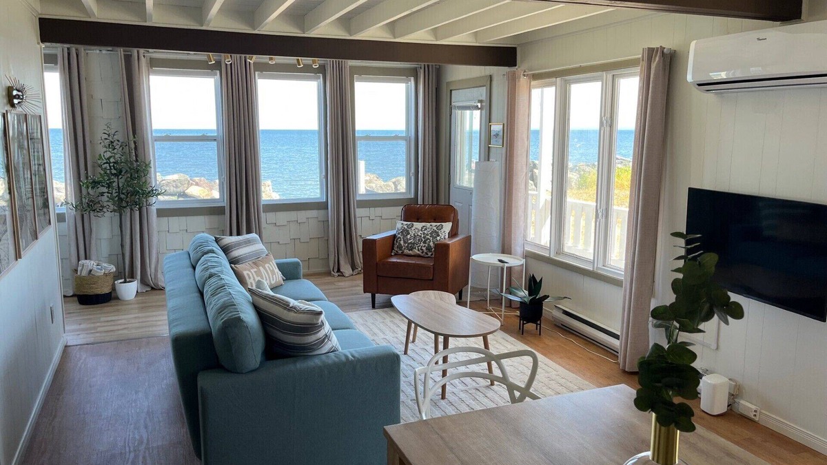 Gloucester County House | Waterfront Bliss – Le Petit Paradis
