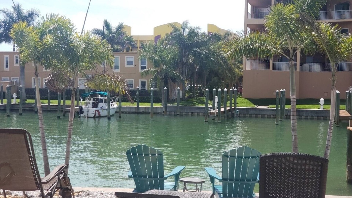 Capri Isle House | WATERFRONT BOAT ⛵️DOCK Pet 🐶FRIENDLY WALK TO BEACH 🏖️FIREPLACE 🔥BBQ Free Parking