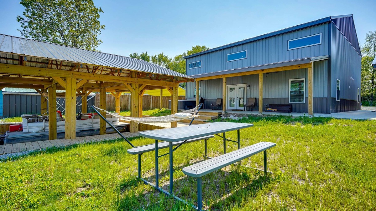 Nashport House | Waterfront Buckeye Lake Vacation Rental w/Hot Tub