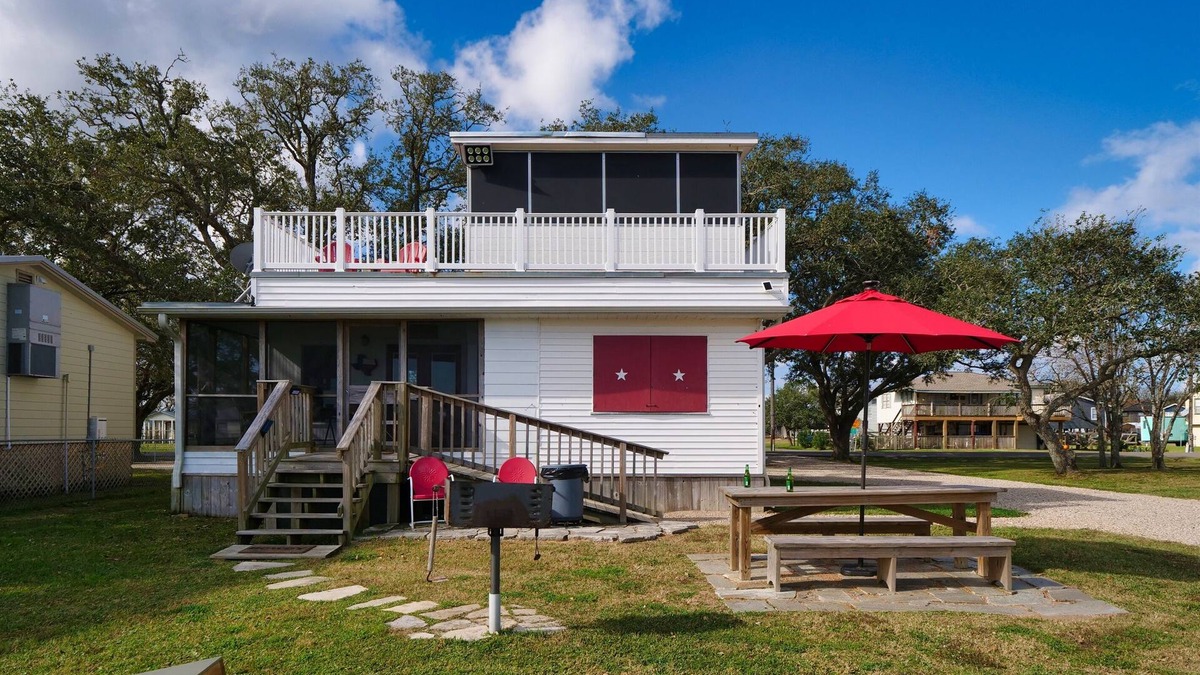 Freeport House | Waterfront Cabin On Bastrop Bayou With A Lighted Fishing Pier
