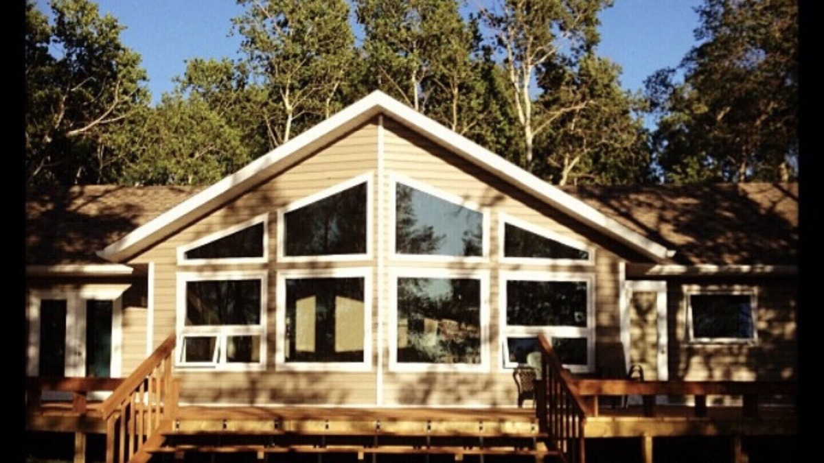 Shoal Lake House | Waterfront Cabin on Shoal Lake MB