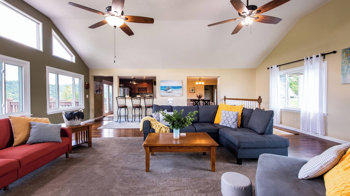 Warsaw House | Waterfront Cabin w/A View! Large Family Retreat + Pet-Friendly