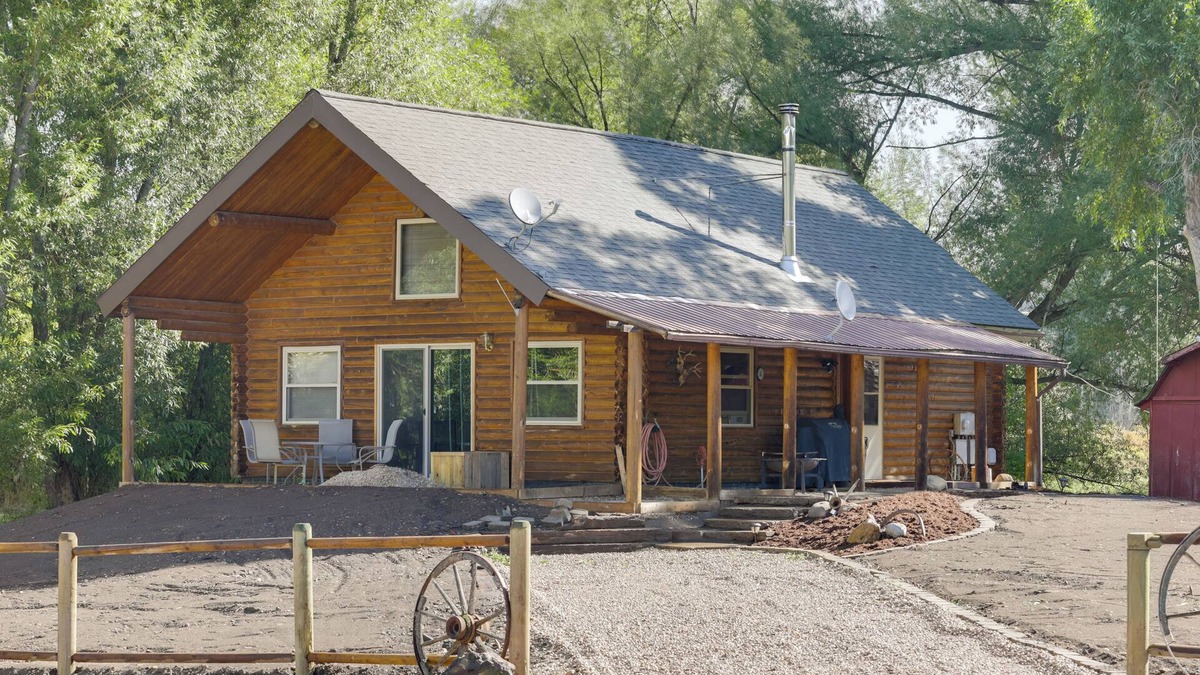 Sheridan Cabin | Waterfront Cabin w/ Bighorn Mountain Views!