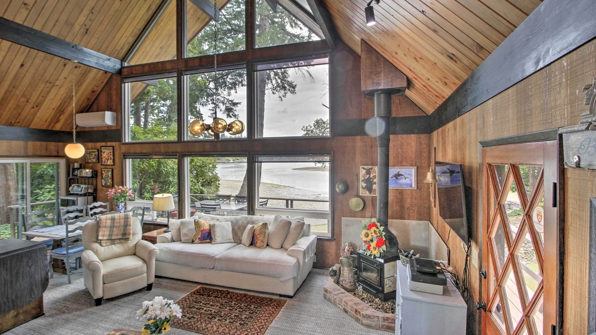 Gig Harbor Cabin | Waterfront Cabin w/Fire Pit in Gig Harbor!