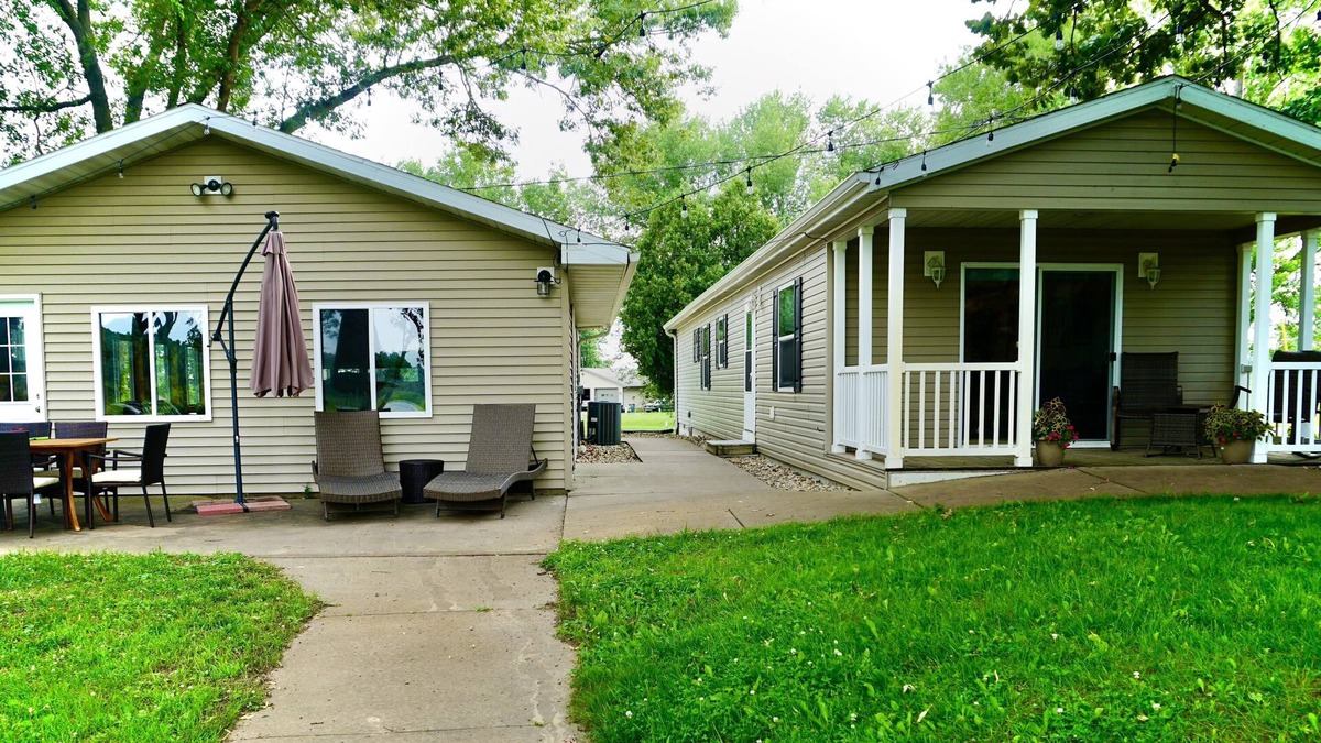 Potosi Cabin | Waterfront cabin with amazing views- Short drive to Dubuque,IA