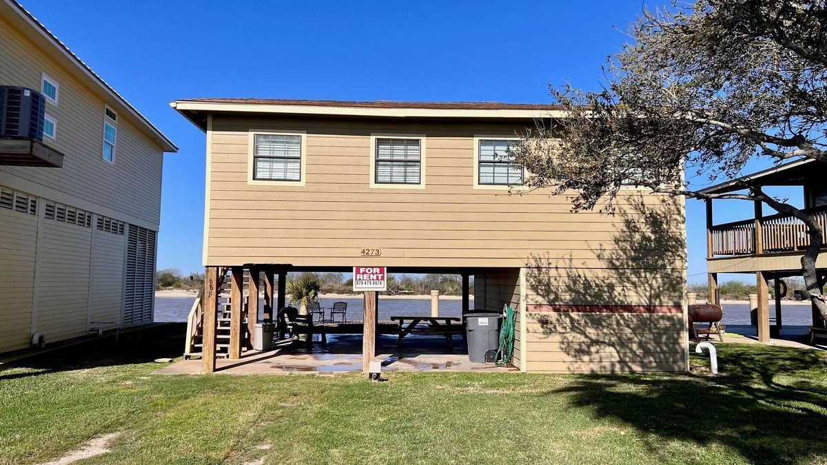 Elmaton Cabin | Waterfront Cabin with lighted fishing pier