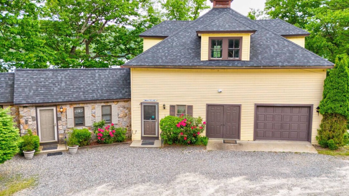 Holderness House | Waterfront Carriage House Apartment