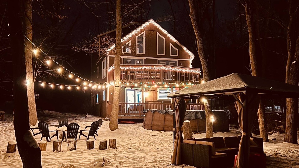 East Stroudsburg Villa | Waterfront Chalet W hot-tub & Pool by RedAwning