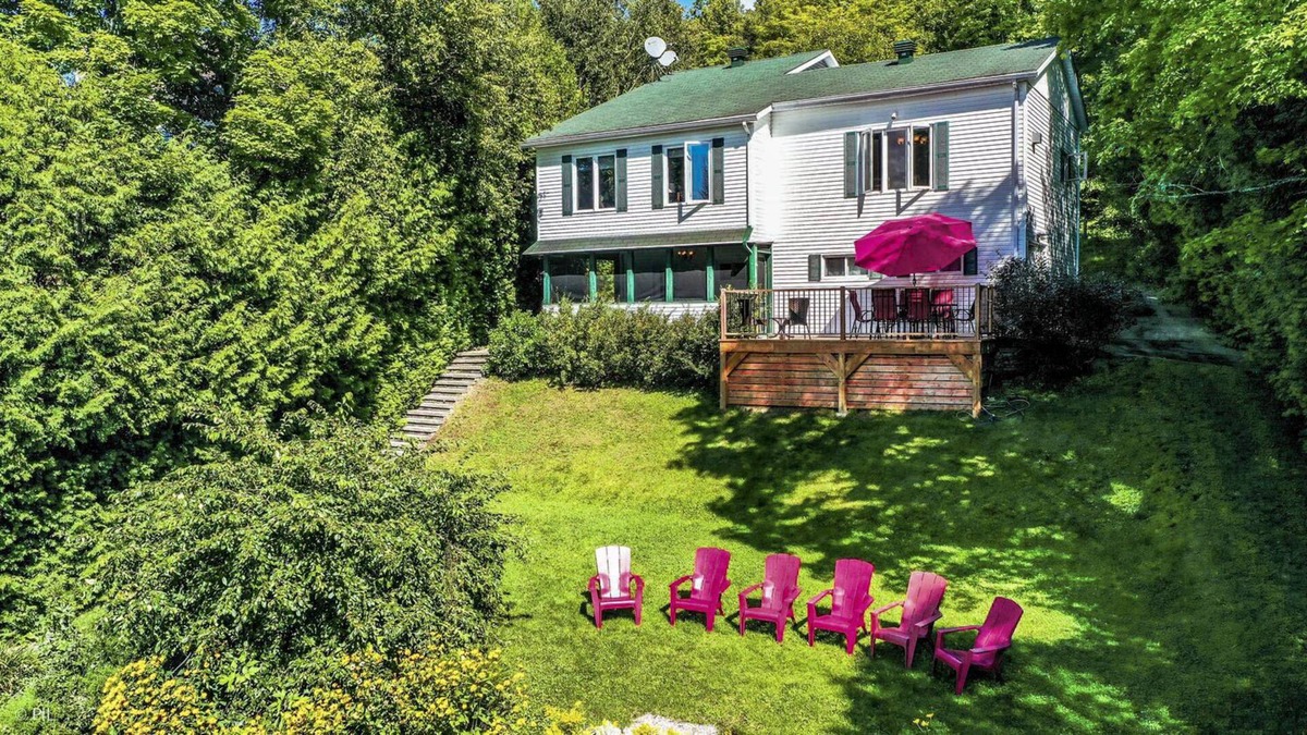 Labelle Ski Chalet | Waterfront Chalet on Lake Labelle with 3 Bedrooms, Hot Tub and Private Dock