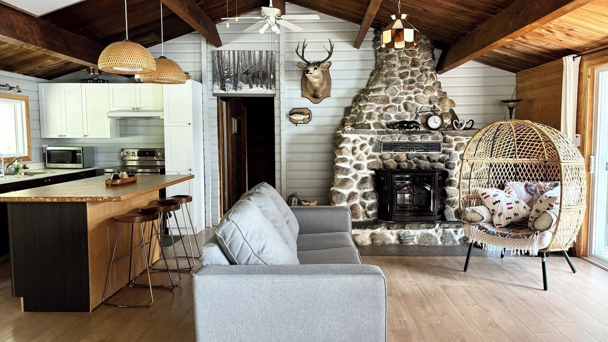 La Minerve Cottage | Waterfront charming 3-bedroom cottage at Lac Labelle with hot tub and WiFi