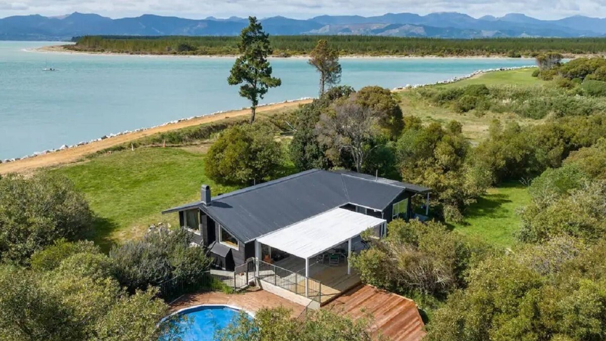 Mapua House | Waterfront Classic Kiwi Bach