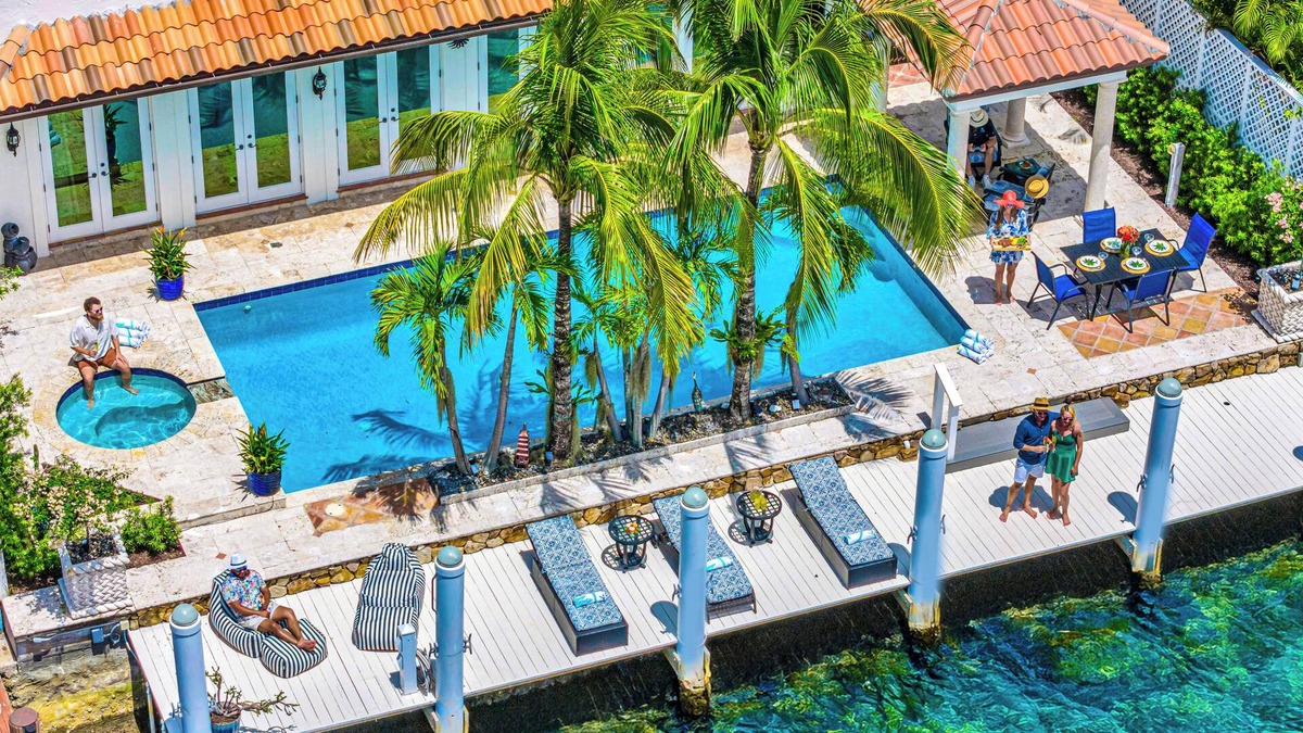 East Fort Lauderdale Villa | Waterfront/Close to Beach/Heated Pool/Canal View & Access/Poinciana Key/VlLLAS