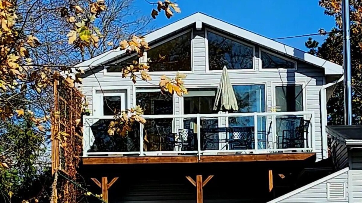 Carrying Place Apartment | Waterfront Comfy Guesthouse, Prince Edward County