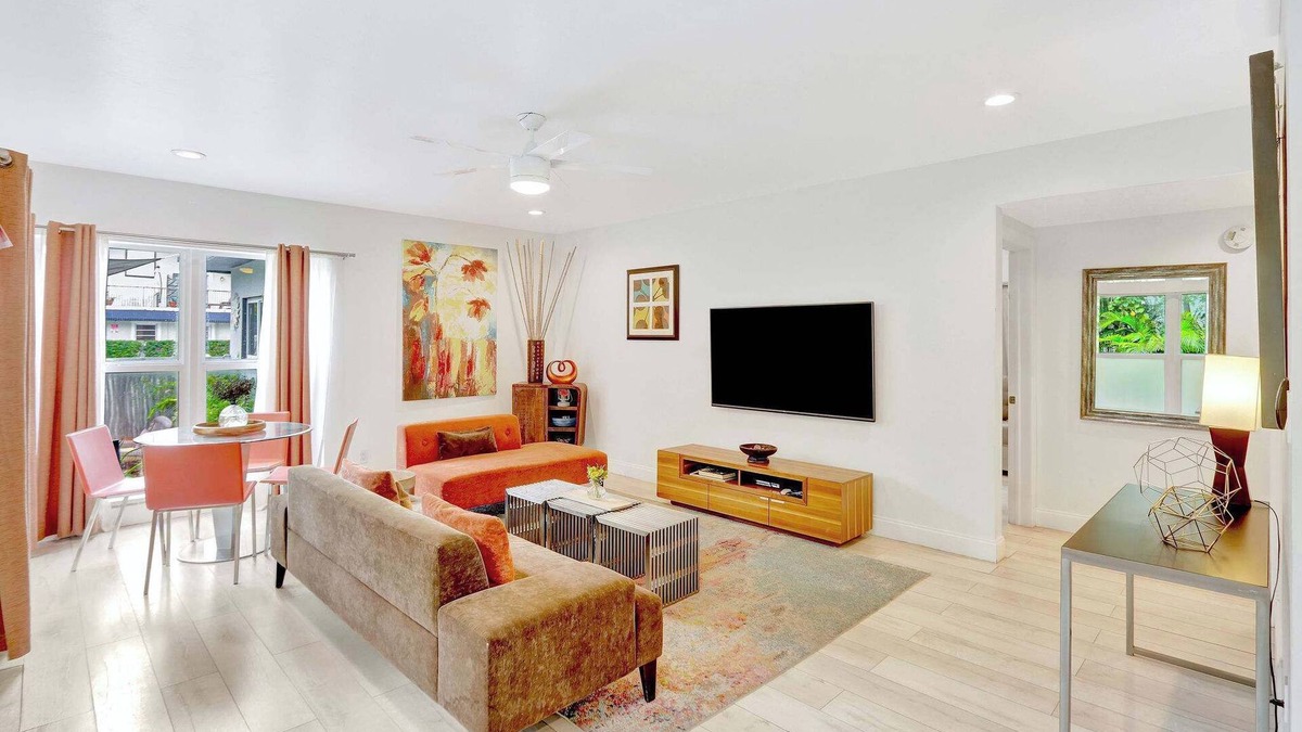 Hendricks and Venice Isles Apartment | Waterfront Condo | Pool | Walk to Las Olas Beach