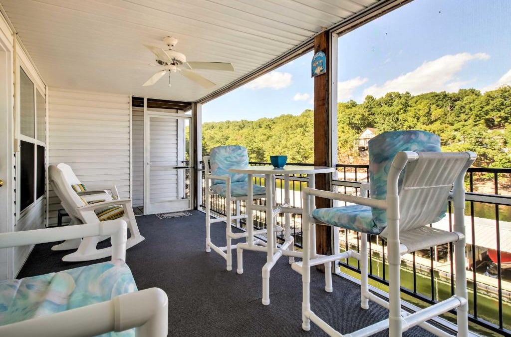 Lakeland Apartment | Waterfront Condo on Lake Ozark with Boat Slip and Pool