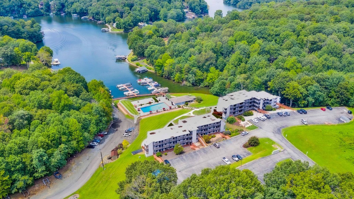 North Shore Condo | Waterfront condo with lake-view deck, tennis court & pool - dog-friendly