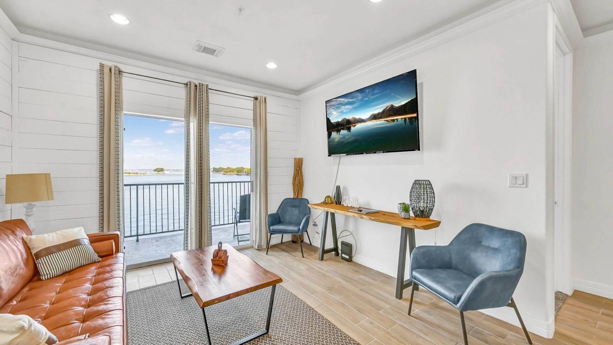 Seven Coves Condo | Waterfront Condo with Pool, Boat Access, Tennis Courts & Fully Equipped Kitchen | Ideal Lake Getaway