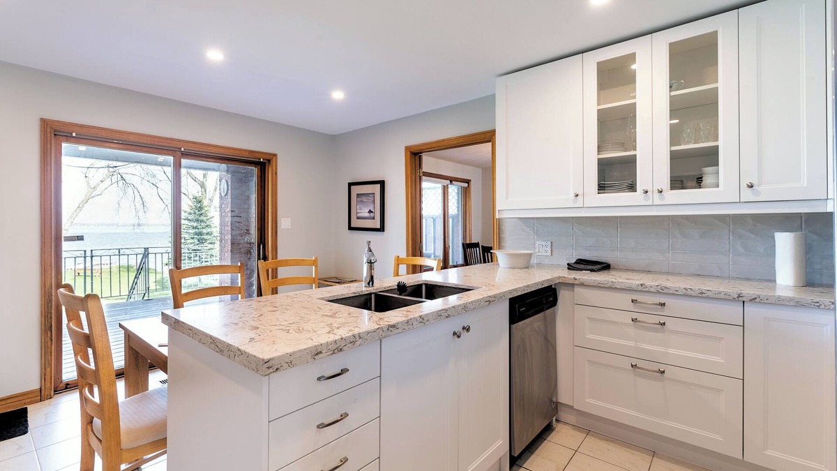 Innisfil Cottage | Waterfront Cook's Bay Retreat