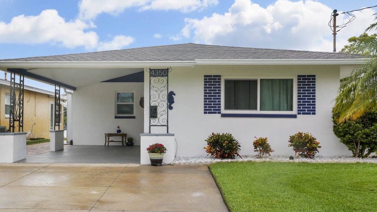 Flor-a-mar House | Waterfront Cottage, 2 bd, 1 Ba, Tandem Kayak, 2 SUPs, 4 Bikes, Dock and Lift