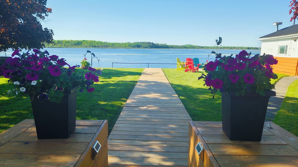 Omemee Cottage | Waterfront Cottage with Panoramic Lake View and Great Privacy