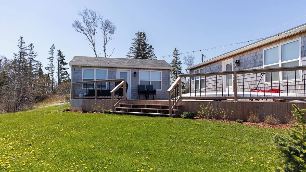 Lakeside Cottage | Waterfront cottage with private dock and Kayaks. 5 minutes to Lakeside Beach.