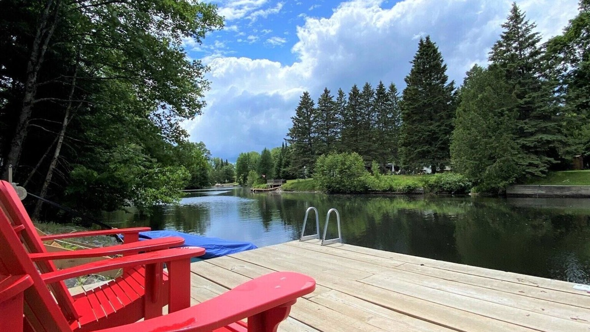 Baddow Cottage | Waterfront Cottage with a Touch of Luxury in Historic Fenelon Falls