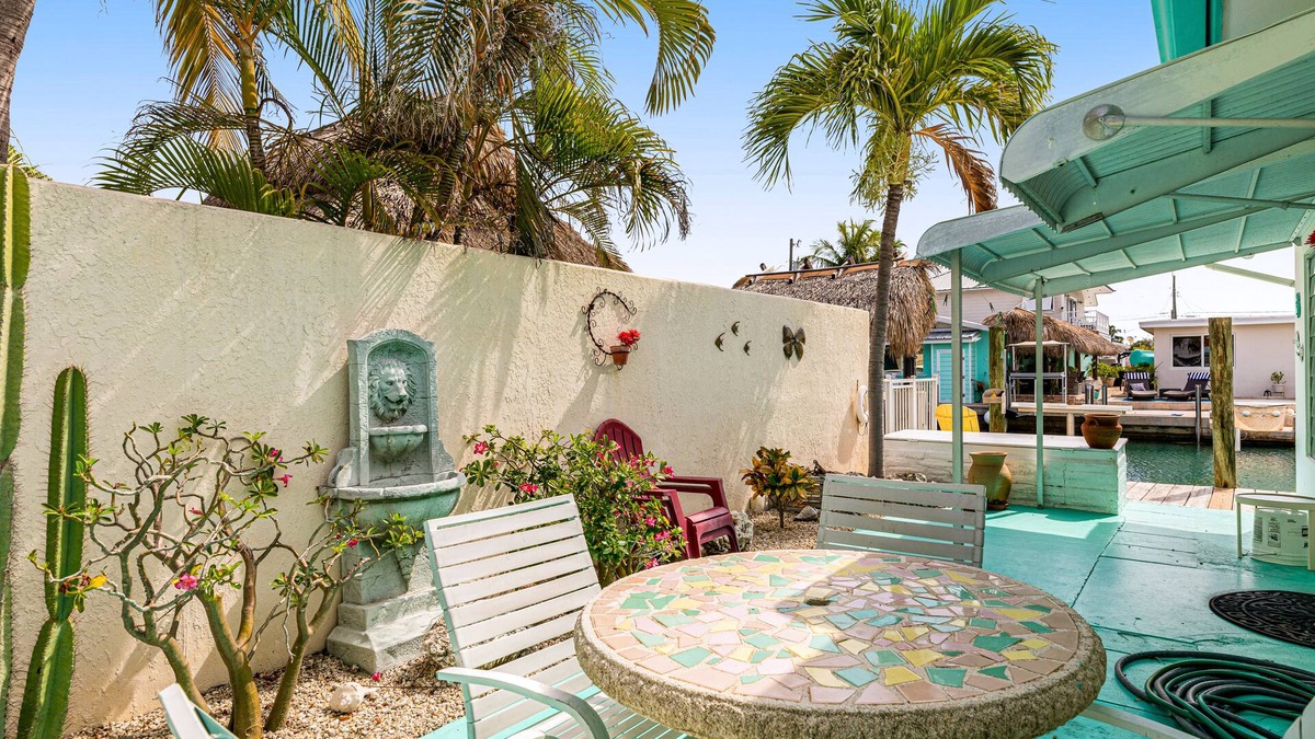 Little Venice House | Waterfront Cottage: 60-ft. dock, Fish Station, free WiFI, 3 TVs & washer/dryer