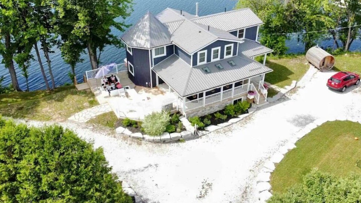 Sharbot Lake House | Waterfront Cottage w Sauna on Sharbot Lake
