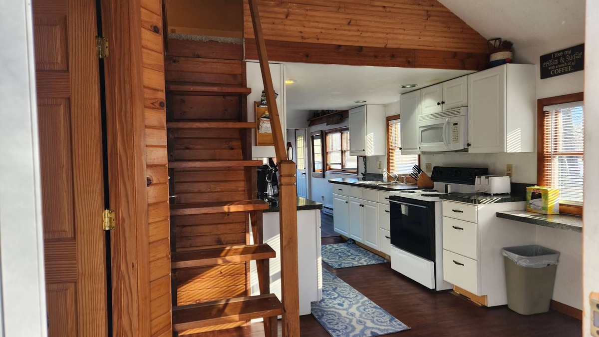 Colton House | Waterfront Cottage - Hot Tub - Free kayaks & Canoes - Sleeps 6 - Pets Welcome!