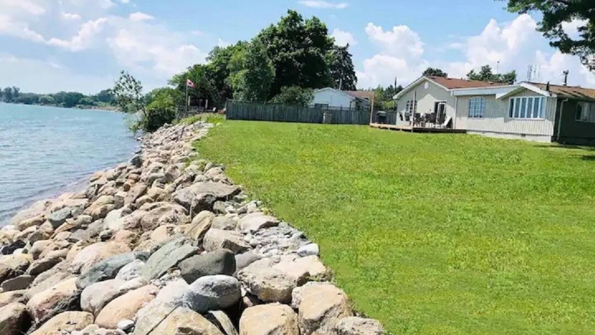 Colborne Cottage | Waterfront Cottage Moondance