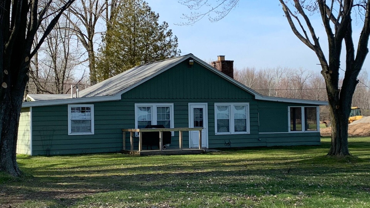 Oconto Cottage | Waterfront cottage near Oconto