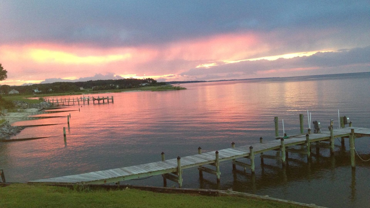 Edwardsville Cottage | Waterfront Cottage On Candy Point: Family-Friendly and Dog-Friendly!