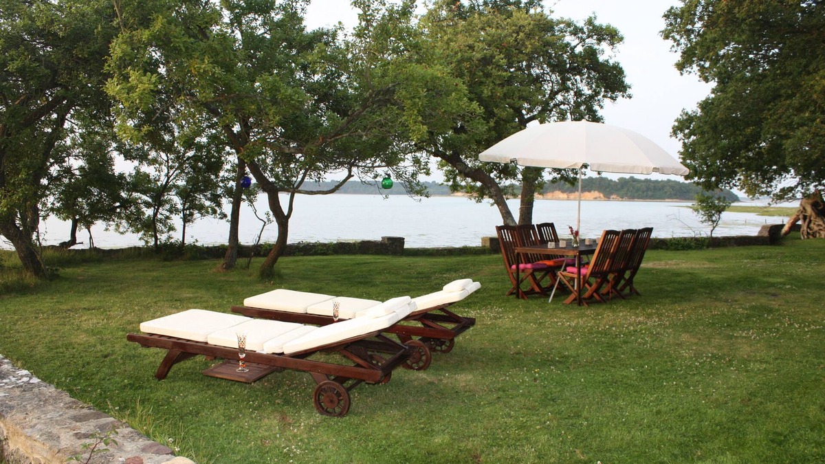 Corfe House | Waterfront Cottage on the Beach In Beautiful Dorset Countryside Sleeps 12