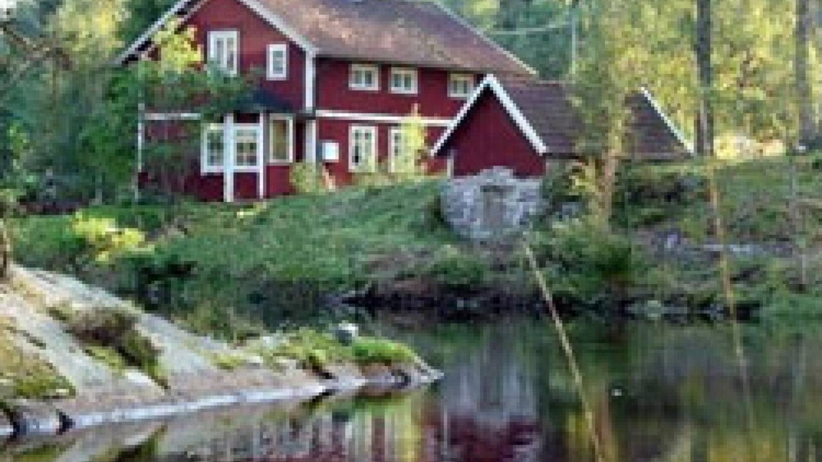Skillingaryd Ski Chalet | Waterfront cottage with fishing opportunities
