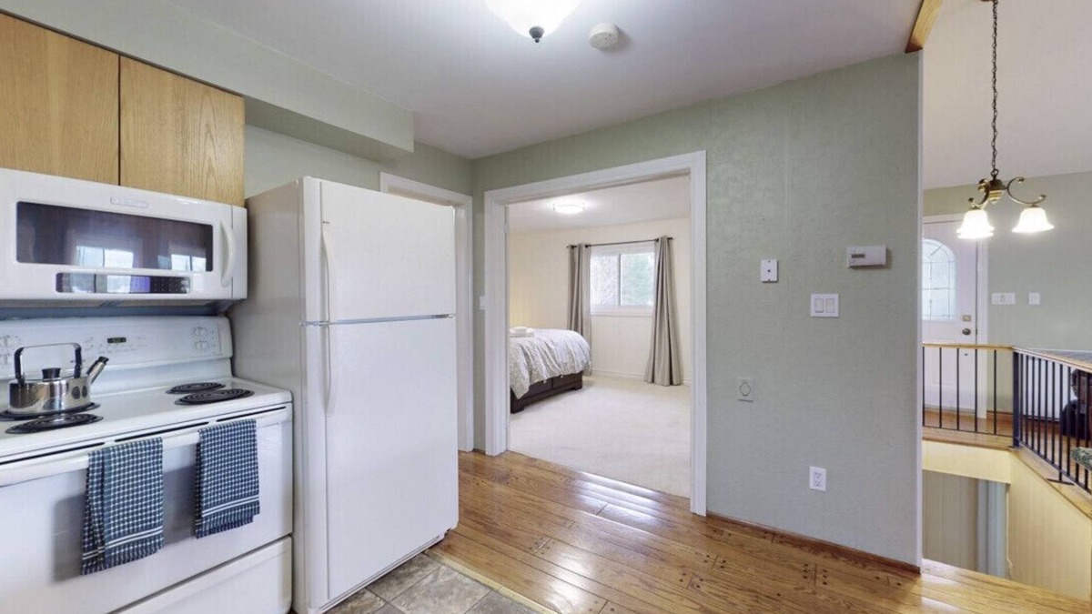 Victoria Road Cottage | Waterfront Cottage w/Heating + Kitchen + LakeView + Deck + Fishing